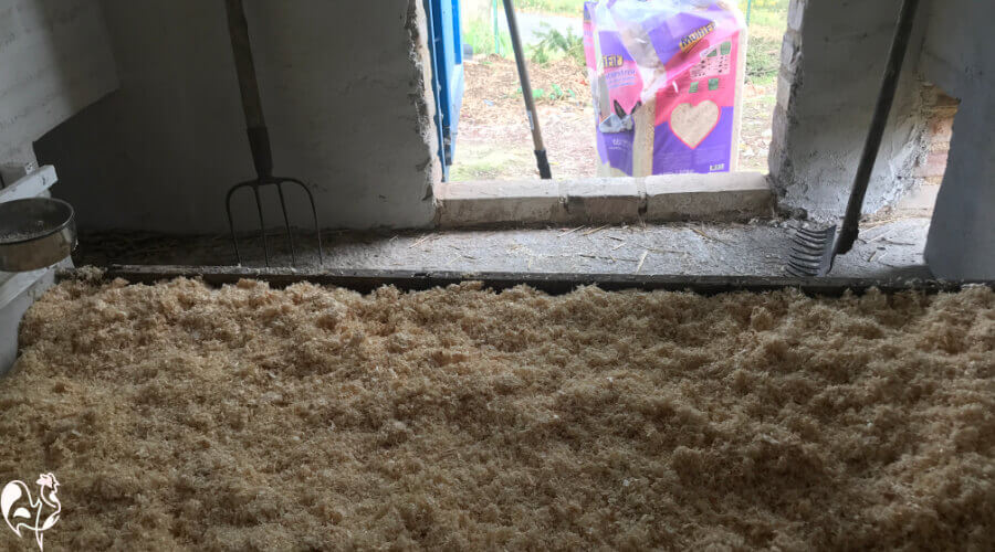 Deep litter in the chicken coop pros, cons and 4 steps to its use.